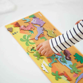 enfant jouant avec les magnets dinosaures