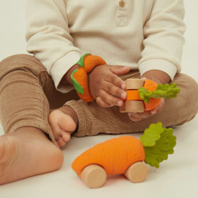 Enfant jouant avec Cathy la voiture carotte