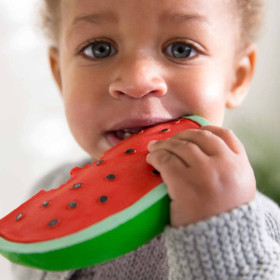 Jouet de dentition Wally la pastèque avec un enfant