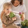 enfant et sa mère avec un artichaut et le hochet Artichoke l'artichaut