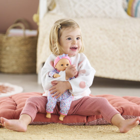 poupon bébé câlin Capucine avec une petite fille