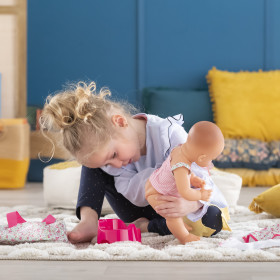 petite fille jouant avec le coffret à langer  fleuri Corolle