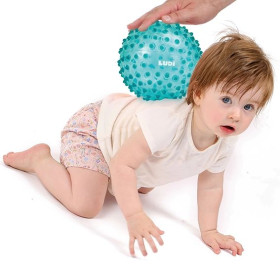 Balle de massage bleue Ludi avec enfant