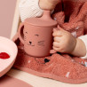 Tasse d'apprentissage en silicone Mrs Cat avec enfant