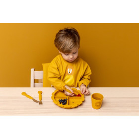 Enfant avec le set assiette, couverts et tasse d'apprentissage Mr Lion Trixie